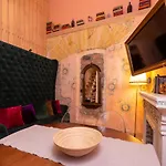 трирівневий лофт із спальнею-укриттям Self Check-in 247