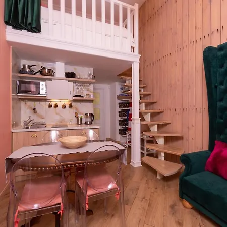 трирівневий лофт із спальнею-укриттям Self Check-in 247 *