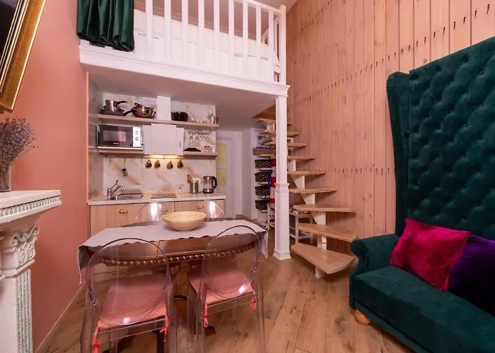 трирівневий лофт із спальнею-укриттям Self Check-in 247 *