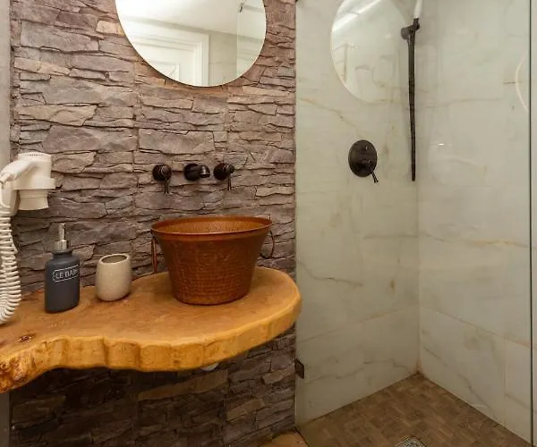 трирівневий лофт із спальнею-укриттям Self Check-in 247