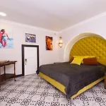 трирівневий лофт із спальнею-укриттям Self Check-in 247 * Odessa