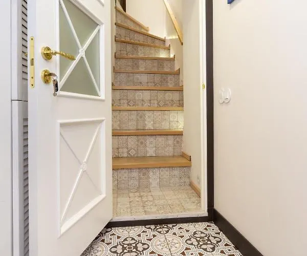 трирівневий лофт із спальнею-укриттям Self Check-in 247 *